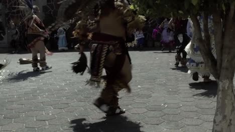 Bailarines-Indígenas-Aztecas-Bailan-En-Una-Plaza-En-La-Ciudad-De-México
