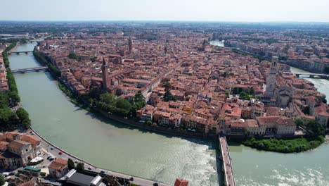 Luftflug-In-Richtung-Der-Stadt-Verona-Und-Ihrer-Roten-Ziegeldächer-An-Sonnigen-Tagen,-Italien