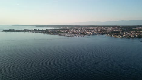Amplio-Panorama-Aéreo-Sobre-La-Ciudad-De-Zadar-Y-El-Mar-Azul-Adriático-En-Croacia