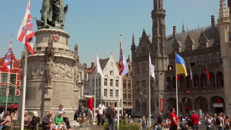 View-Of-Pieter-de-Coninck-Statue-On-Main-Square-Of-Bruges,-Belgium---wide