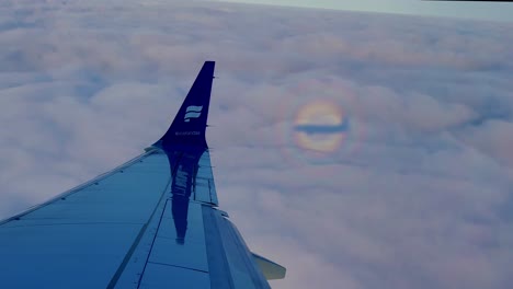 Ein-Isländisches-Flugzeug-36.000-Fuß-über-Dem-Boden-Mit-400-Knoten,-Während-Ein-Anderes-Flugzeug-Im-Vorbeifliegenden-Fenster-Reflektiert-Wird