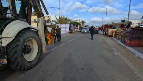 La-Gente-Camina-En-La-Calle-Del-Mercado-Al-Aire-Libre-De-Midoun-En-Djerba,-Túnez