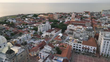 Drone-Vuela-Sobre-Cartagena-De-Indias-Colombia-Antigua-Ciudad-Amurallada-Durante-La-Puesta-De-Sol-Sobre-El-Destino-De-Viaje-Del-Mar-Caribe