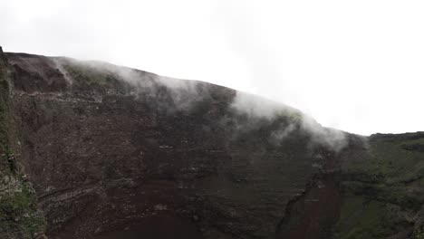 Vapor-Visto-Ascendiendo-Desde-El-Interior-De-La-Pared-Del-Cráter-Del-Borde-En-El-Monte-Vesubio