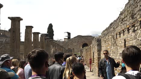 Gruppe-Von-Touristen-Hört-Reiseleiter-Zu,-Der-Die-Geschichte-Des-Quadriporticus-Der-Theater-In-Pompeji-Erzählt
