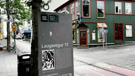 Islandia---Reykjavik---Laugavegur-Es-La-Principal-Calle-Comercial-De-Reykjavik,-Y-Es-Un-Gran-Lugar-Para-Encontrar-Souvenirs,-Ropa-Y-Delicias-Islandesas