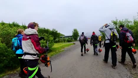 Island-–-Gletscherforscher:-Eine-Gruppe-Wanderer-Erkundet-Unter-Der-Leitung-Eines-Zertifizierten-Führers-Die-Eisige-Landschaft-Des-Falljökull-Gletschers-Im-Vatnajökull-Nationalpark