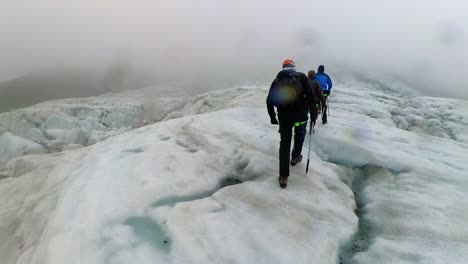 Island-–-Gletscherwanderung-In-Island:-Wanderung-über-Einen-Gletscher-In-Island,-Wo-Das-Blaue-Eis-Im-Sonnenlicht-Glitzert