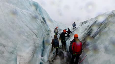 Island-–-Wanderer-Auf-Einem-Gletscher:-In-Diesem-Atemberaubenden-Filmmaterial-Bahnen-Sie-Sich-Mit-Einer-Gruppe-Wanderer-Ihren-Weg-über-Einen-Eisigen-Gletscher