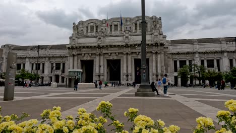 Mit-Blick-Auf-Gelbe-Blumen-Neben-Der-Piazza-Duca-D&#39;Aosta-Mit-Dem-Eingang-Zum-Hauptbahnhof-Mailand-Im-Hintergrund