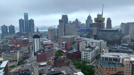 Wide-establishing-drone-shot-of-Detroit,-Michigan-skyline-on-foggy-morning