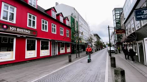 Islandia---Reykjavik---Reykjavik-Ofrece-Una-Mezcla-De-Belleza-Natural,-Experiencias-Culturales-Y-Significado-Histórico,-Lo-Que-Lo-Convierte-En-Un-Destino-Popular-Para-Los-Viajeros-A-Islandia