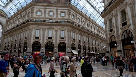 Menschen-Und-Touristen,-Die-Durch-Die-Galleria-Vittorio-Emanuele-II-In-Mailand-Gehen
