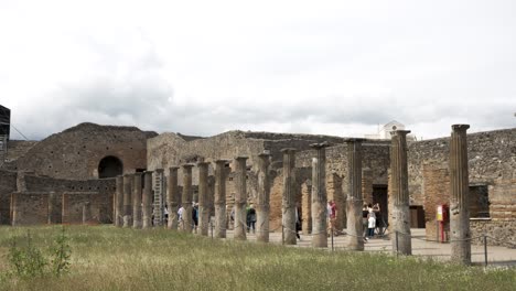 Touristen,-Die-An-Steinsäulen-Im-Quadriporticus-Der-Theater-In-Pompeji-Vorbeigehen