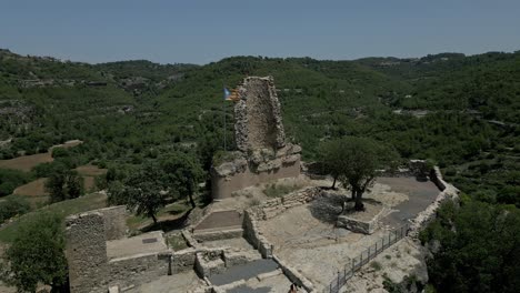 Die-Flagge-Kataloniens-Weht-über-Den-Ruinen-Des-Castell-De-Calders