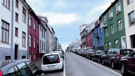 Islandia:-La-Calle-Gettingata-Está-Ubicada-En-El-Corazón-Del-Centro-De-La-Ciudad-De-Reykjavik,-Por-Lo-Que-Es-Fácilmente-Accesible-Tanto-Para-Los-Lugareños-Como-Para-Los-Turistas.