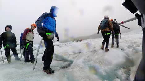 Island-–-Gletscherabenteuer:-Wandern-Sie-Mit-Einer-Gruppe-Von-Wanderern-über-Einen-Gletscher,-Die-Gesichter-Voller-Aufregung
