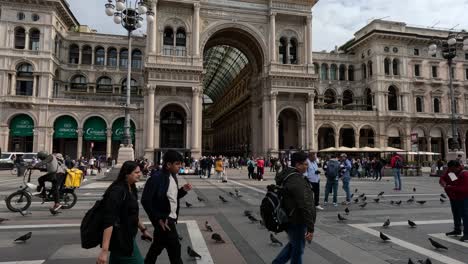 Turistas-En-La-Plaza-De-La-Catedral-Piazza-Del-Duomo-En-Milán-Con-Palomas-En-El-Suelo-Y-Entrada-A-La-Galleria-Vittorio-Emanuele-Ii-En-Segundo-Plano