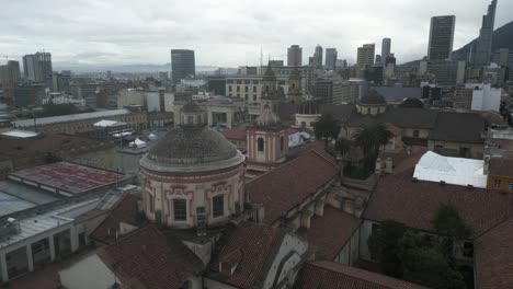 Vista-Aérea-De-Bogotá,-Capital-De-Colombia,-Catedral-Metropolitana