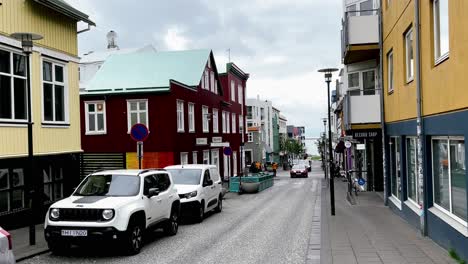 Islandia---Reykjavik---Reykjavik-Es-Una-Ciudad-De-Contrastes,-Donde-La-Arquitectura-Moderna-Se-Encuentra-Con-El-Diseño-Islandés-Tradicional
