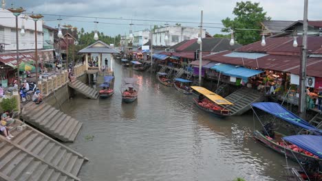 A-boat-in-the-middle-moves-during-the-afternoon-just-before-sunset,-lovely-scenery,-Amphawa,-Samut-Songkhram,-Thailand