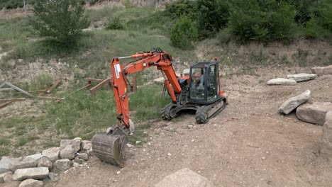 Ein-Großer-Orange-schwarzer-Bulldozer-Steht-Leer-In-Der-Umlaufbahn