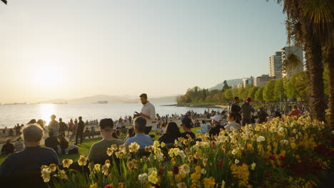 Menschenmenge-Genießt-Den-Sonnenuntergang-über-Der-English-Bay-Im-Vancouver-Park