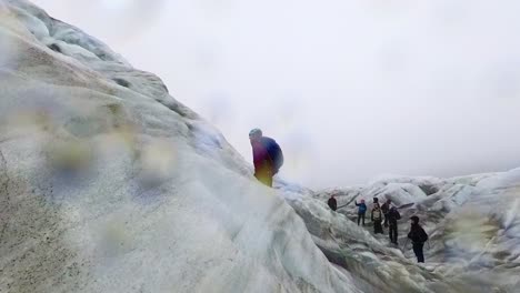 Island-–-Gletscherwunderland:-Wandern-Sie-Durch-Ein-Wunderland-Aus-Eisformationen-Auf-Dem-Falljökull-Gletscher,-Wo-Das-Blaue-Eis-Im-Sonnenlicht-Funkelt
