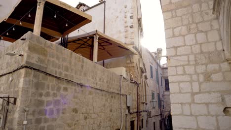 Dubrovnik,-sun-streaming-into-the-alleys-of-the-old-town