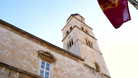 Dubrovnik,-Calle-Atmosférica-Del-Casco-Antiguo-Y-Torre-Del-Reloj
