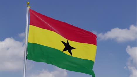 Bandera-De-Ghana-Moviéndose-En-El-Viento-Con-Un-Cielo-Azul-Claro-En-El-Fondo,-Nubes-Moviéndose-Lentamente,-Asta-De-Bandera,-Cámara-Lenta