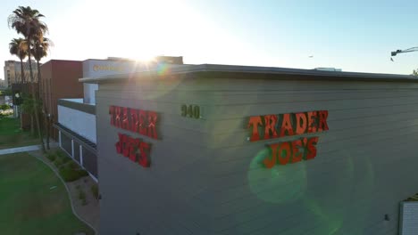 Trader-Joe&#39;s-Ist-Eine-Amerikanische-Lebensmittelkette-Mit-Hauptsitz-In-Monrovia,-Kalifornien