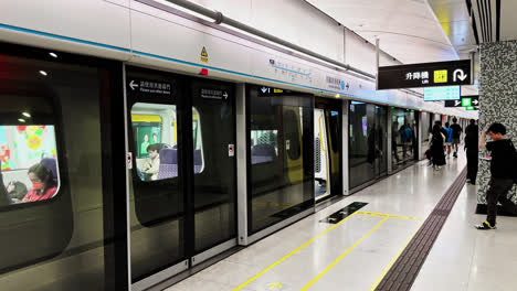 Multitudes-Entrando-En-Coches-De-Primera-Clase-En-La-Estación-Mtr-De-Hong-Kong-East-Rail-A-La-Llegada-Del-Tren