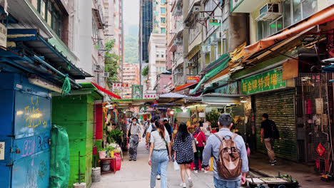 Einheimische-Und-Touristen-Gehen-Auf-Der-Alten-Tai-Yuen-Spielzeugstraße-In-Wan-Chai,-Hongkong