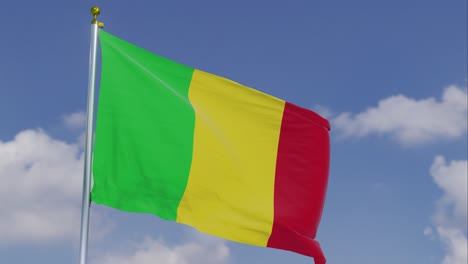 Flagge-Malis-Bewegt-Sich-Im-Wind-Mit-Einem-Klaren-Blauen-Himmel-Im-Hintergrund,-Wolken-Bewegen-Sich-Langsam,-Fahnenmast,-Zeitlupe