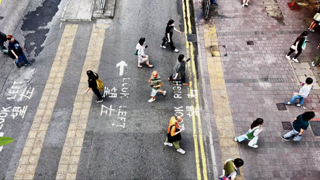Draufsicht-Auf-Maskierte-Einheimische-Aus-Hongkong,-Die-Während-Einer-Pandemie-Die-Straße-überqueren