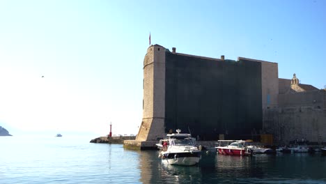 Dubrovnik,-Yates-Anclados-En-El-Puerto-Con-Las-Murallas-De-La-Fortaleza-Al-Fondo