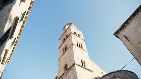 Dubrovnik,-Torre-Del-Reloj-Y-Edificios-Del-Casco-Antiguo-Con-El-Telón-De-Fondo-De-Un-Cielo-Azul