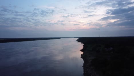 Wunderschöne-Reflexion-Des-Blauen-Himmels-über-Dem-Ruhigen-Wasser-Des-Paraguay-Flusses-In-Der-Stadt-Zanjita-Bei-Sonnenuntergang