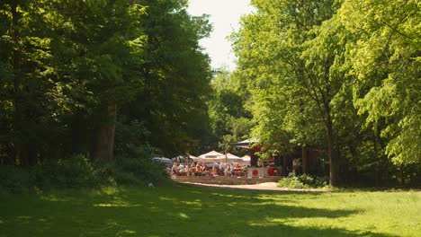 Outdoor-restaurant-in-the-middle-of-nature-at-Park-Bois-de-la-Cambre-in-Brussels,-Belgium