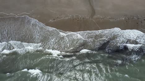 Krachende-Wellen-Am-Strand-Von-Bunmahon,-Kupferküste,-Irland,-Eine-Flut-An-Einem-Juli-Sommertag