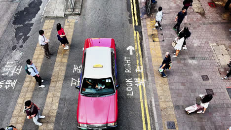 Draufsicht-Auf-Fußgänger,-Die-Während-Der-Morgendlichen-Hauptverkehrszeit-Die-Straße-In-Hongkong-überqueren