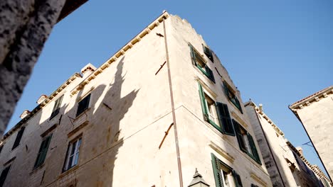 Dubrovnik,-Stimmungsvolle-Gasse-Und-Gebäude-Mit-Fensterläden-Im-Licht-Der-Morgensonne