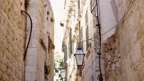 Dubrovnik,-Stimmungsvolle-Enge-Gasse-Der-Altstadt-Mit-Straßenlaternen