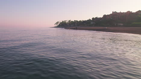 Statische-Aufnahme-über-Dem-Meer-Bei-Sonnenuntergang-An-Einem-Einsamen-Strand-In-Marbella,-Spanien