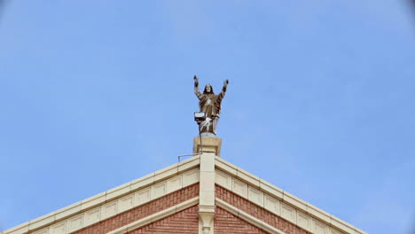 Vista-Cercana-De-La-Estatua-De-Jesús-En-La-Iglesia-Del-Sagrado-Corazón-En-El-Centro-De-El-Paso,-Texas