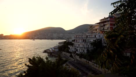 Puesta-De-Sol-Sobre-El-Mar-En-La-Ciudad-De-Saranda