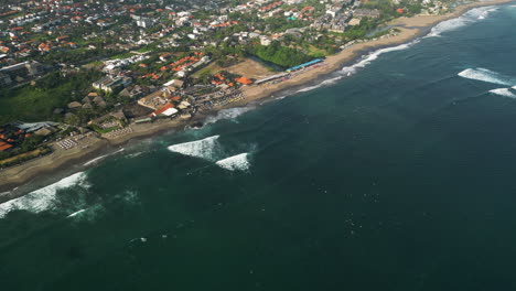 Panorama-De-La-Superpoblada-Playa-Batu-Bolong-En-Canggu-Resort,-Bali,-Indonesia,-Antena