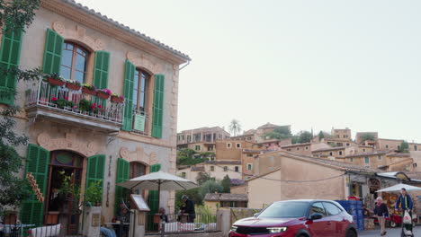Eine-Straße-In-Deía,-Mallorca,-Spanien,-Mit-Einem-Einsamen-Haus-Vor-Der-Kulisse-Von-Bergen-Und-Einem-Blauen-Himmel,-Das-Die-Ruhe-Der-Region-Einfängt