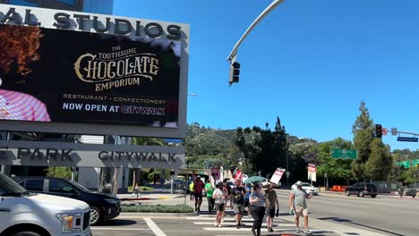 Huelga-En-Hollywood,-Sindicato-De-Escritores-De-América-Protestando-Con-Carteles-Frente-A-Universal-Studios,-Los-Angeles,-Ca,-Ee.uu.
